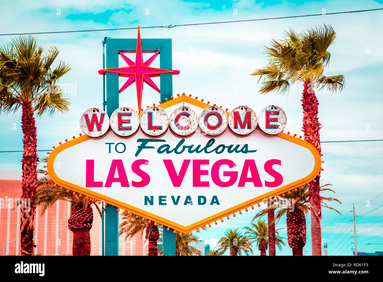 Klassische Ansicht von Welcome to Fabulous Las Vegas Schild am südlichen Ende des berühmten Las Vegas Strip Welt an einem schönen sonnigen Tag mit blauem Himmel und Wolken Stockfoto