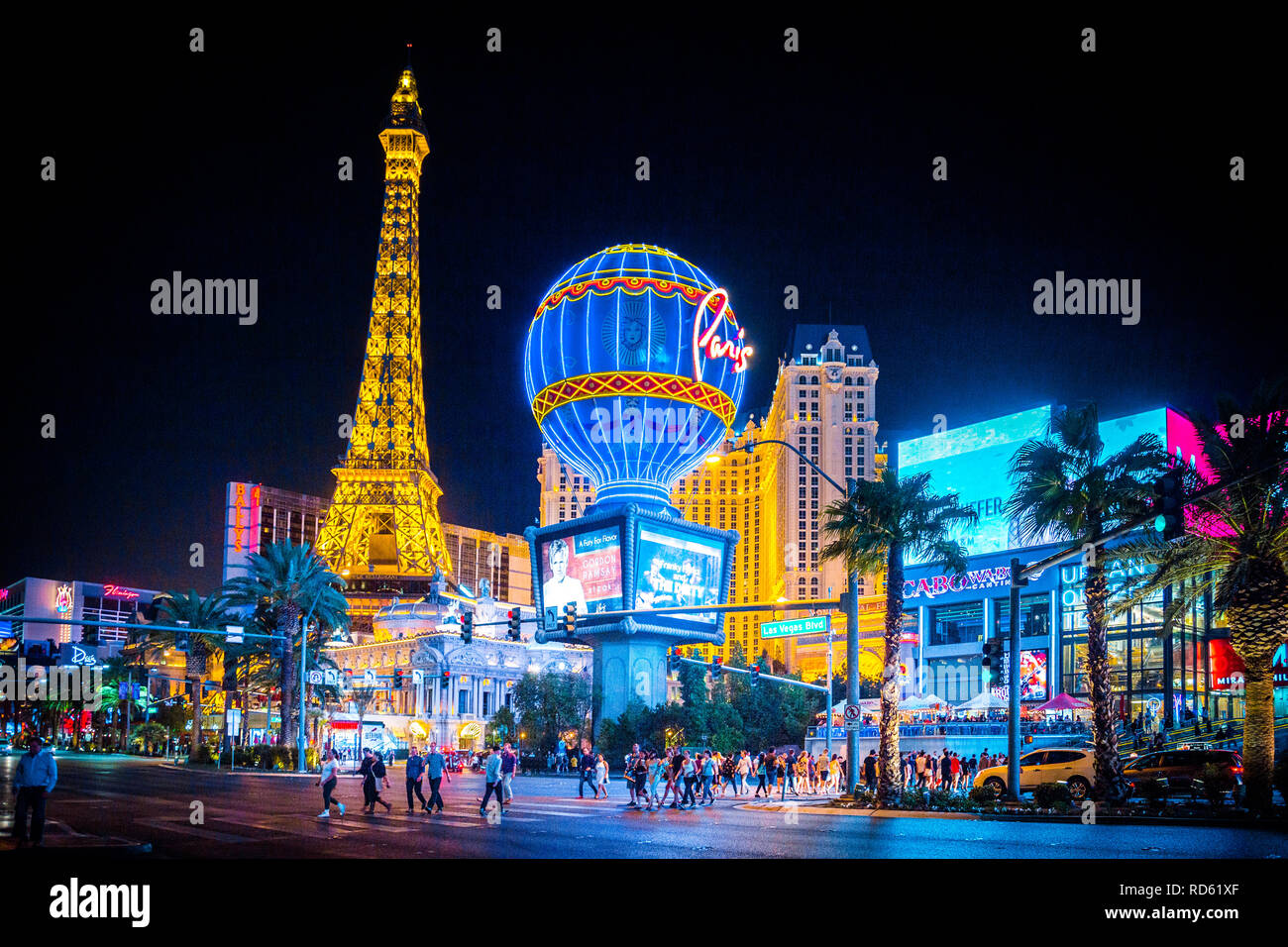 Klassische Ansicht der bunten Downtown Las Vegas mit weltberühmten Strip und Paris Las Vegas Hotel und Casino Komplex in der Nacht Stockfoto