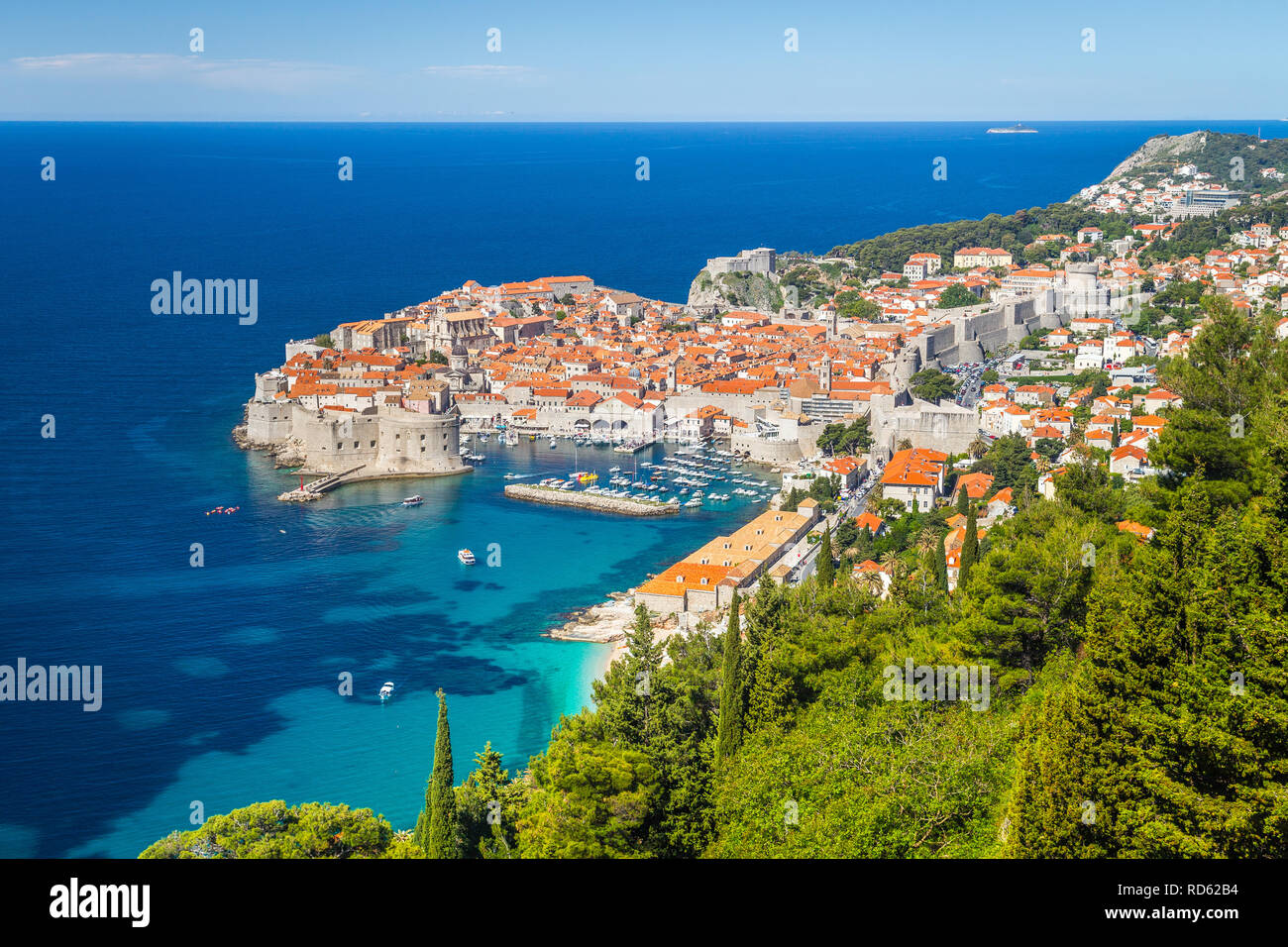 Panoramablick auf das luftbild der Altstadt von Dubrovnik, eines der bekanntesten touristischen Destinationen im Mittelmeer, von Srt Berg auf einem Stockfoto