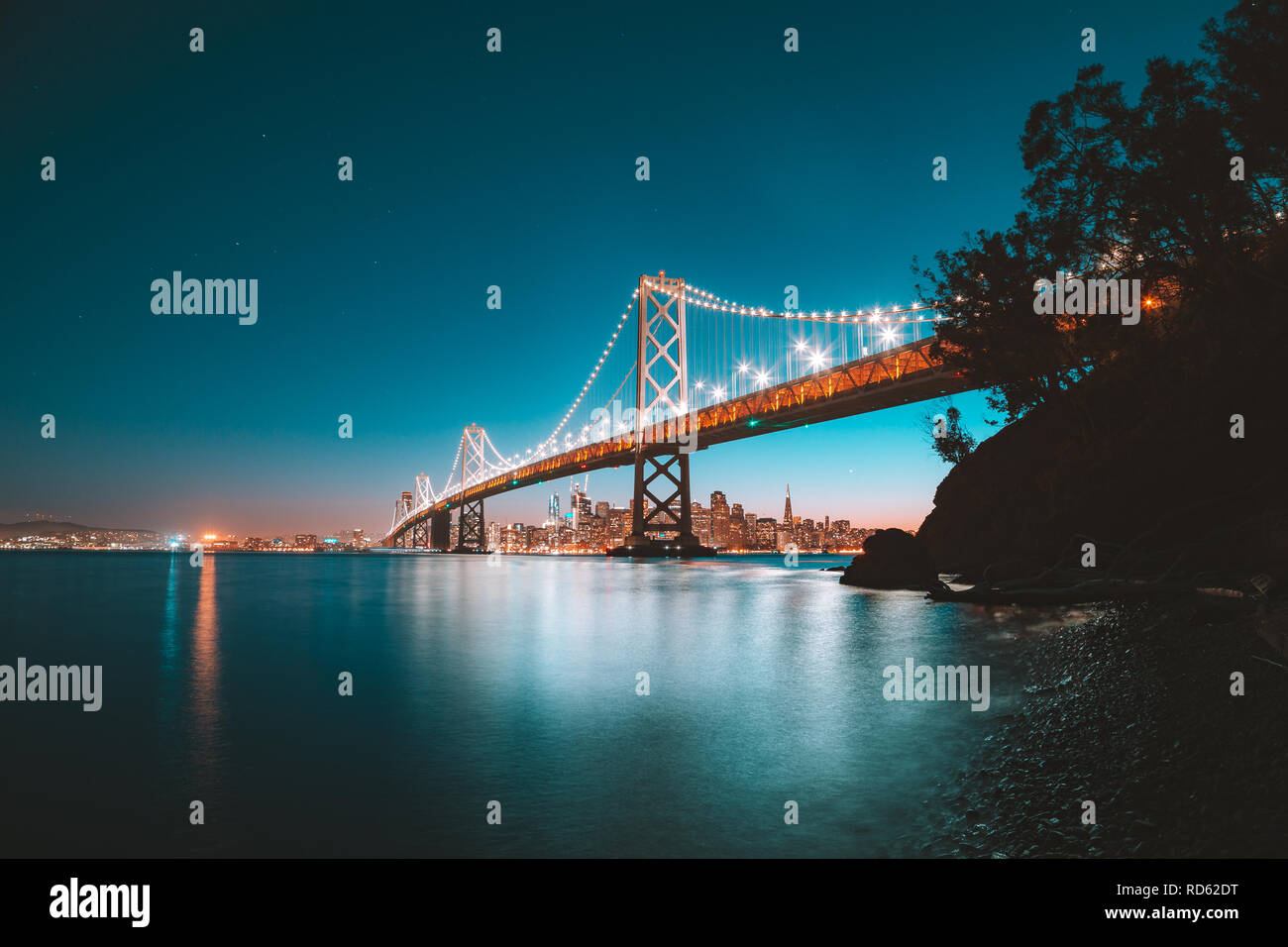 Klassische Panoramablick auf San Francisco Skyline mit berühmten Oakland Bay Bridge leuchtet in schönen Abend dämmerung Dämmerung im Sommer, San Franci Stockfoto