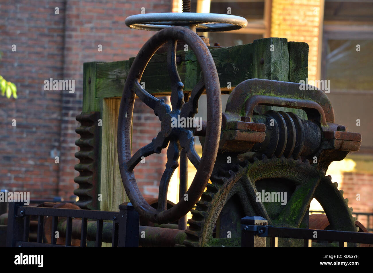 Vintage Industrial Water Control Dam Schieber von einem Woollen Mill Stockfoto