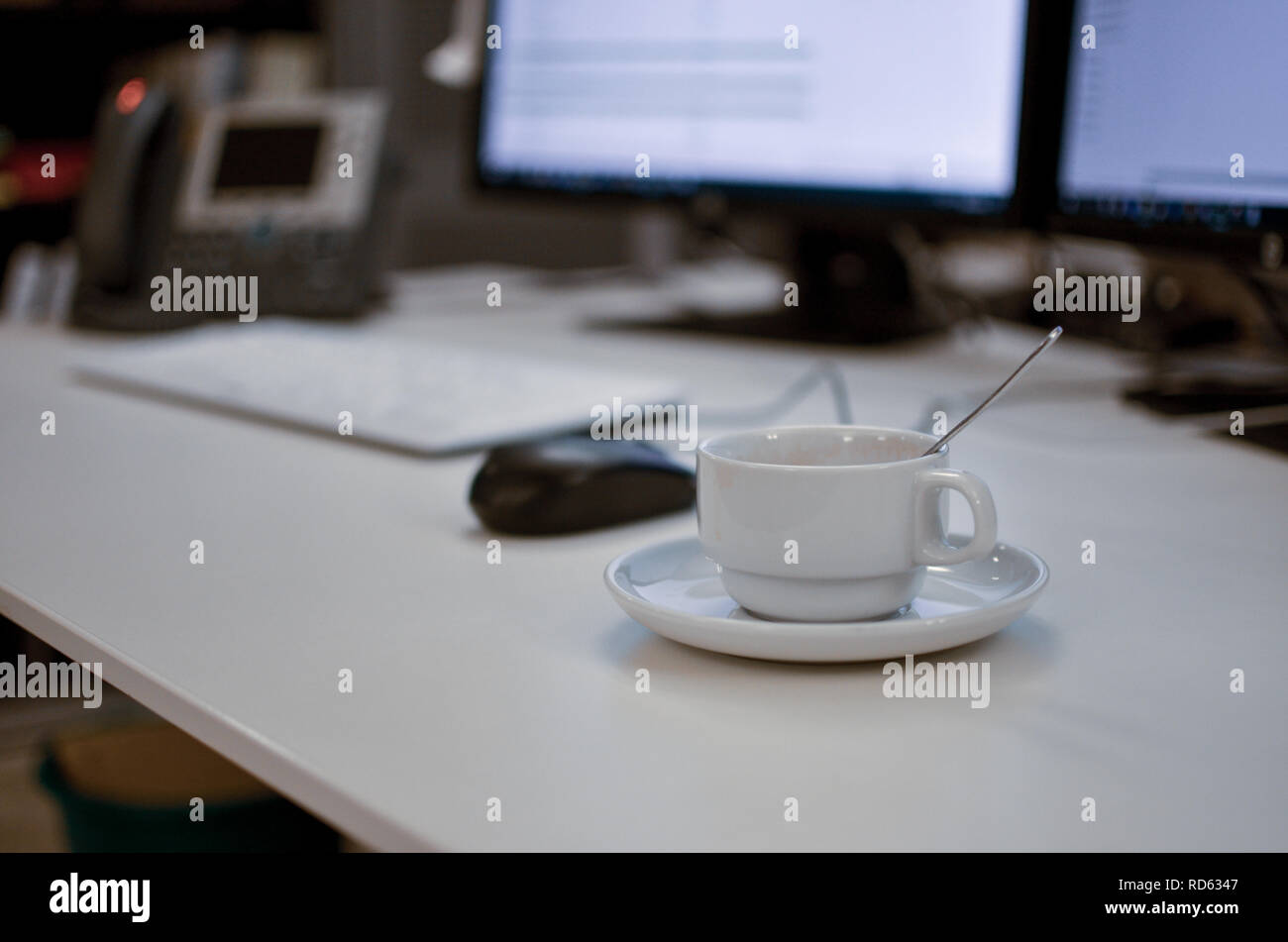 Büro Szene mit Telefon, Computer und einer Tasse Kaffee Stockfoto