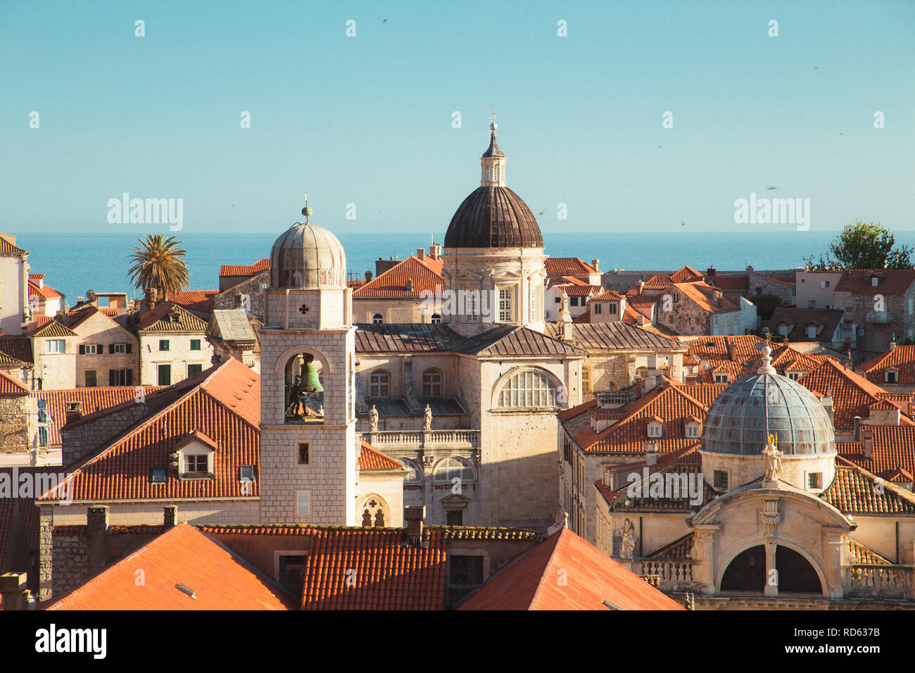 Klassische Panoramablick auf die historische Altstadt von Dubrovnik, eines der bekanntesten touristischen Destinationen im Mittelmeer, bei Sonnenuntergang, Dalmatien Stockfoto