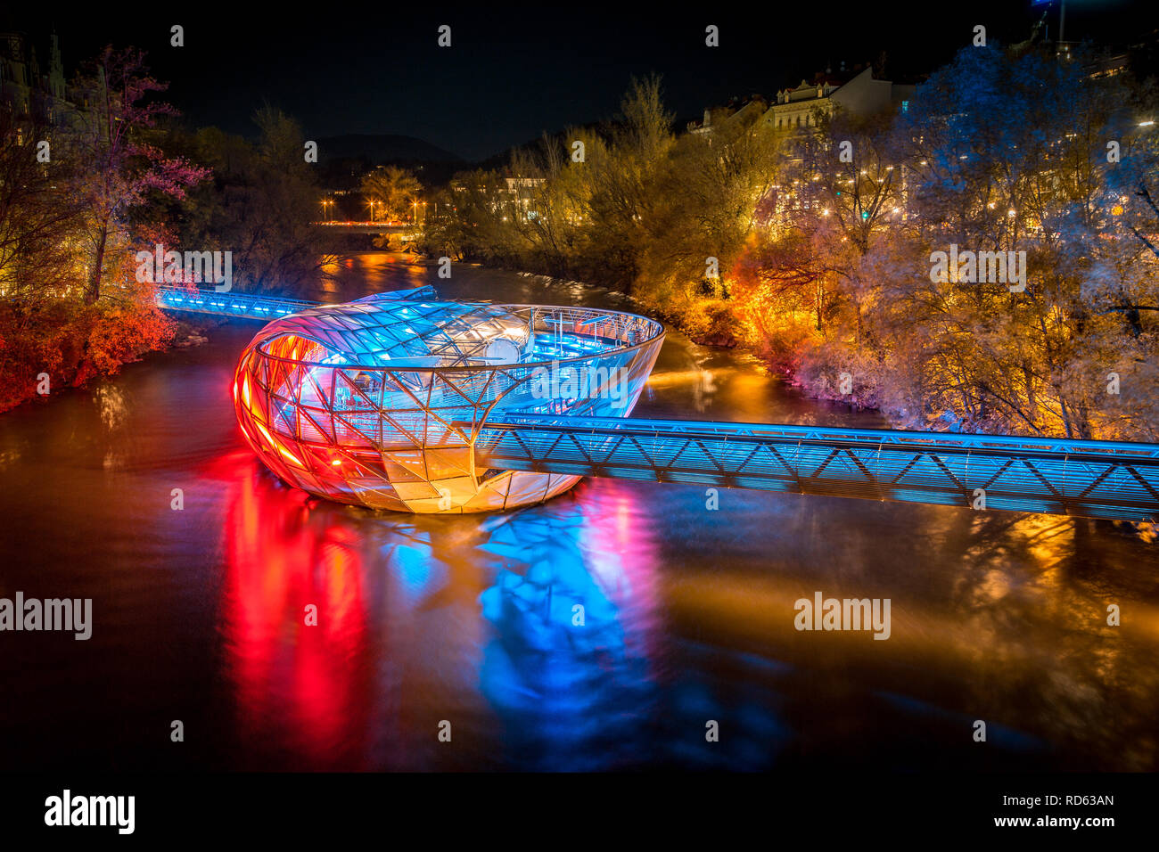 Schöne Panorama der berühmten Grazer Murinsel, eine künstliche schwimmende Insel in der Mitte der Mur bei Nacht beleuchtet, Graz, Steiermark, Stockfoto