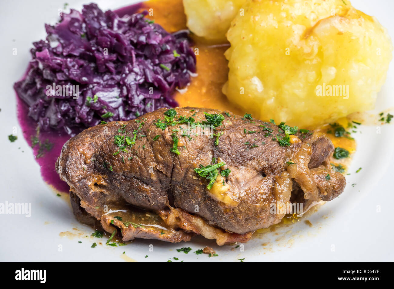 Roulade mit knödel und rotkohl Fotos und Bildmaterial in hoher Auflösung Alamy
