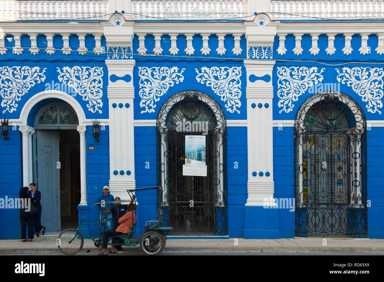 Blaue Fassade des Obra Abierta, kulturellen Zentrum von Anthropologie, Camaguey, Camagueey, Weltkulturerbe der UNESCO, Kuba, Karibik Stockfoto
