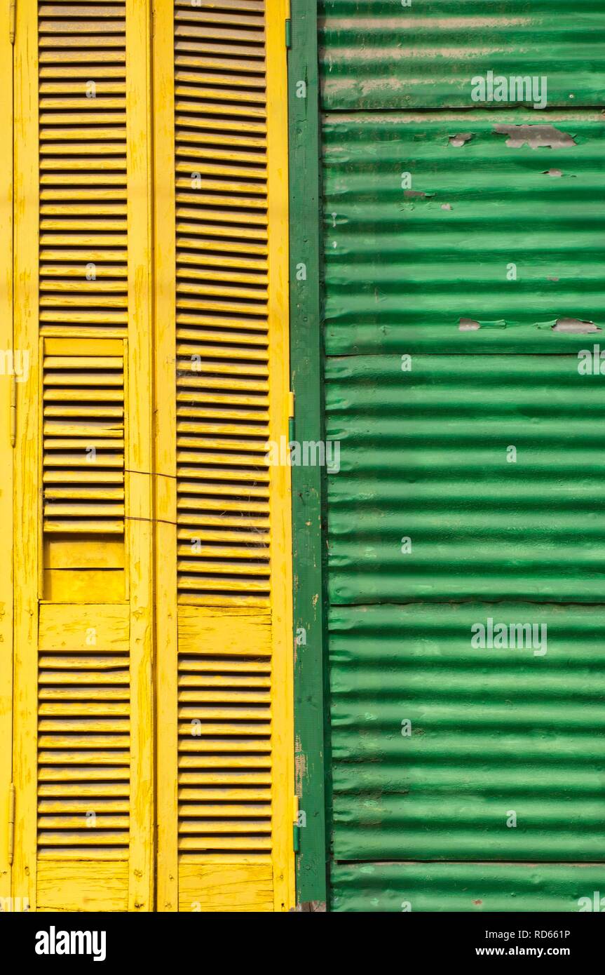 Fensterläden, El Caminito Straße, Stadtteil La Boca, Buenos Aires, Argentinien, Südamerika Stockfoto