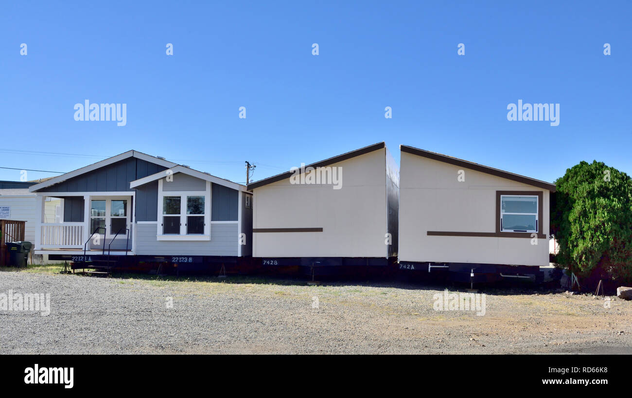 Fertighäuser Vertrieb viel mit Blick auf die zwei Hälften der doppelten Breite Haus, das zum Standort, Arizona, USA verschoben werden könnte Stockfoto