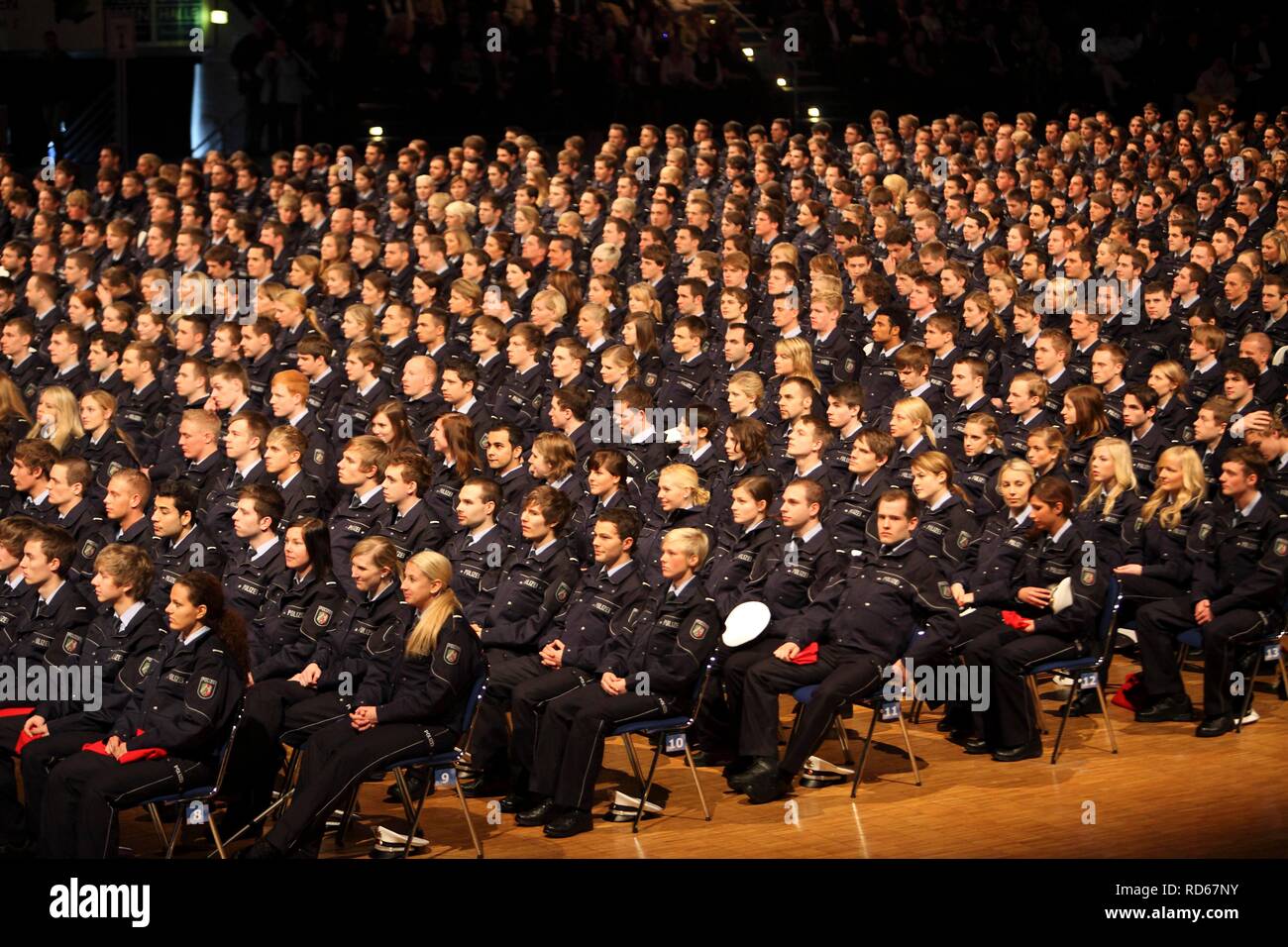 Vereidigung von 1100 Polizisten und Modenschau auf der NRW-Polizei, die Klasse von 2010, in der Grugahalle in Essen. Stockfoto