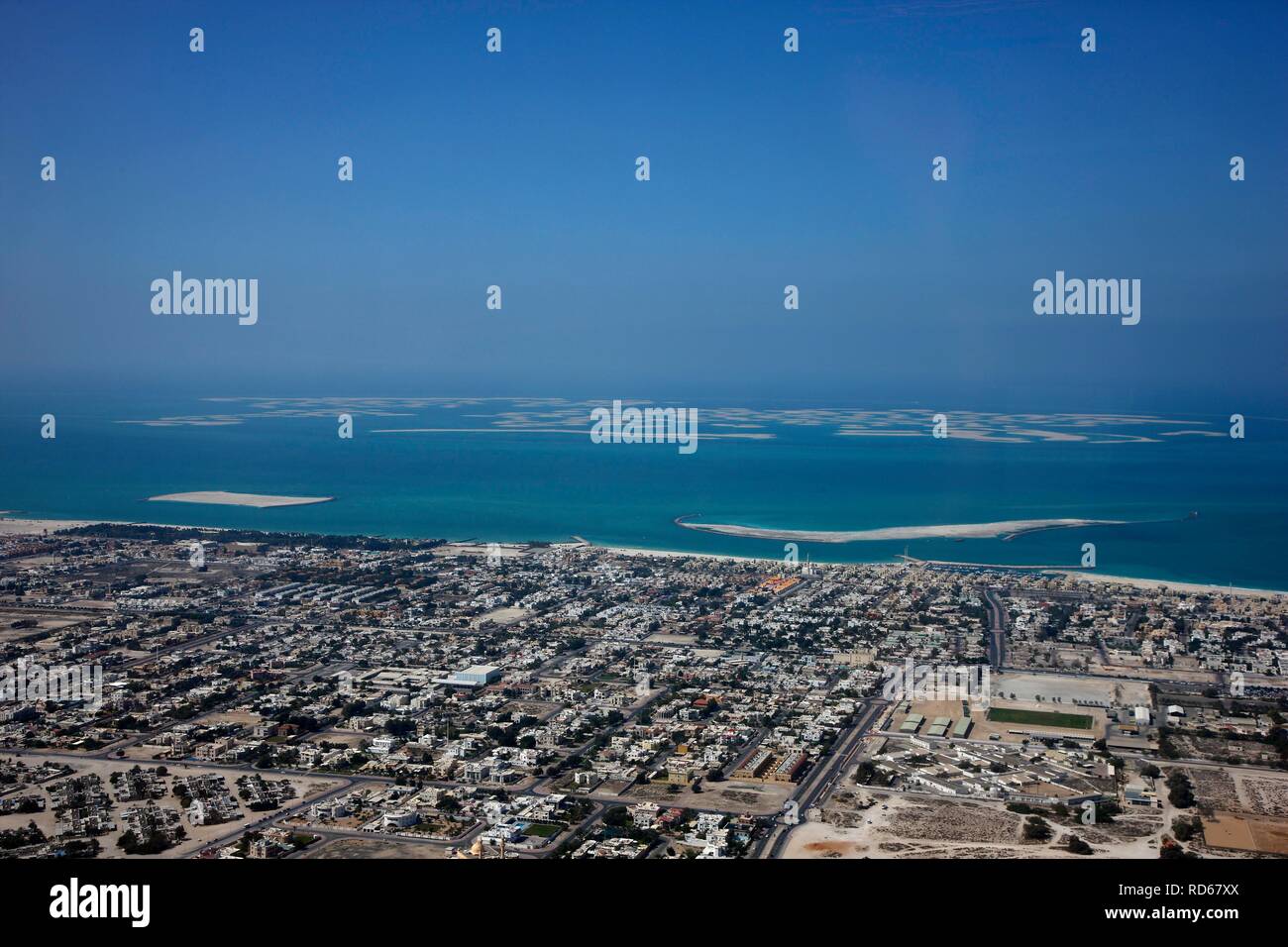 Blick auf die künstlichen Inseln der Welt vor der Küste von Dubai, Vereinigte Arabische Emirate, Naher Osten Stockfoto