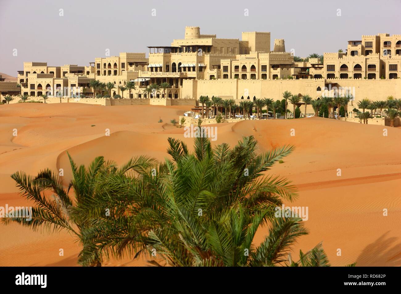 Wüste Luxus Hotel Anantara Qasr al Sarab, hotel Resort wie eine Wüste fort, von hohen Dünen umgeben, in der Nähe der Liwa Stockfoto