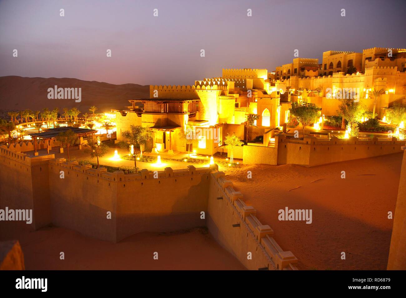 Wüste Luxus Hotel Anantara Qasr al Sarab, hotel Resort wie eine Wüste fort, von hohen Dünen umgeben, in der Nähe der Liwa Stockfoto