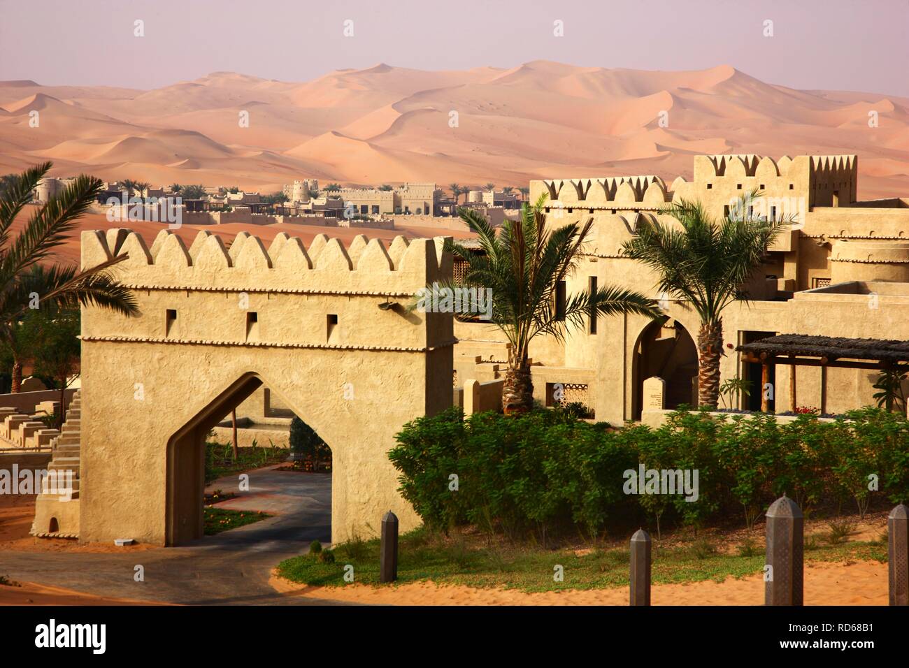 Wüste Luxus Hotel Anantara Qasr al Sarab, hotel Resort wie eine Wüste fort, von hohen Dünen umgeben, in der Nähe der Liwa Stockfoto