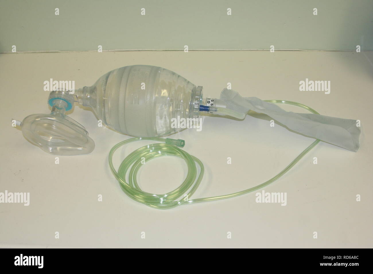 Ambu“-Beutel mit selbstaufblasender Maske und Sauerstoffbehälter und  Schlauch auf weißer Oberfläche Stockfotografie - Alamy