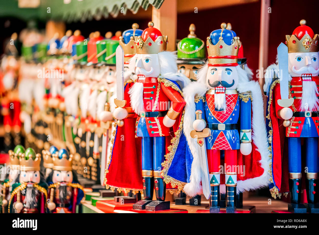 Salzburg, Salzburger Christkindlmarkt Nussknacker Puppen, Weihnachtsmarkt in Österreich Altstadt. Stockfoto