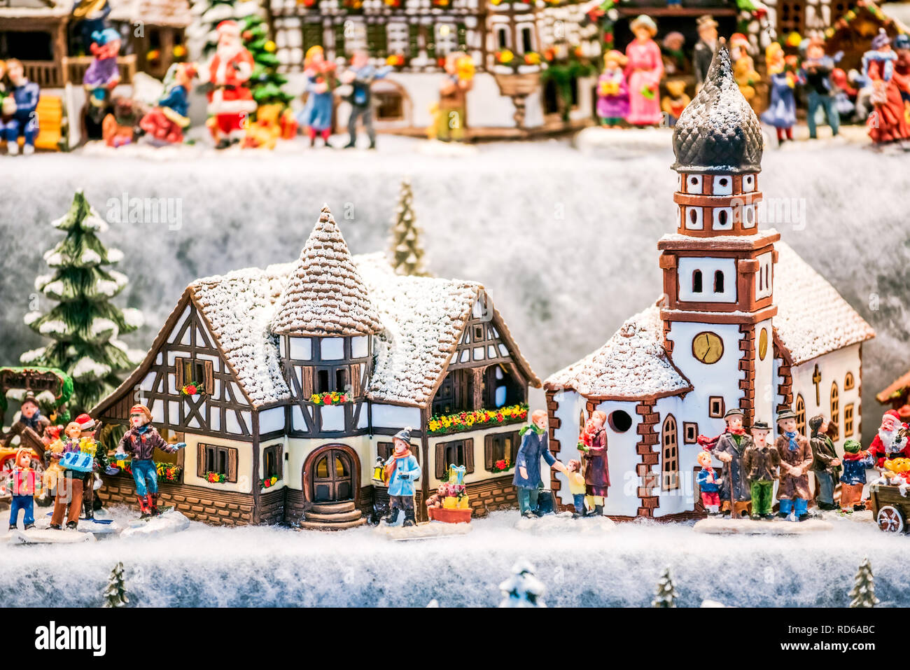 Salzburg, Salzburger Christkindlmarkt Lebkuchenhäuser Weihnachtsmarkt Dekorationen in Österreich. Stockfoto