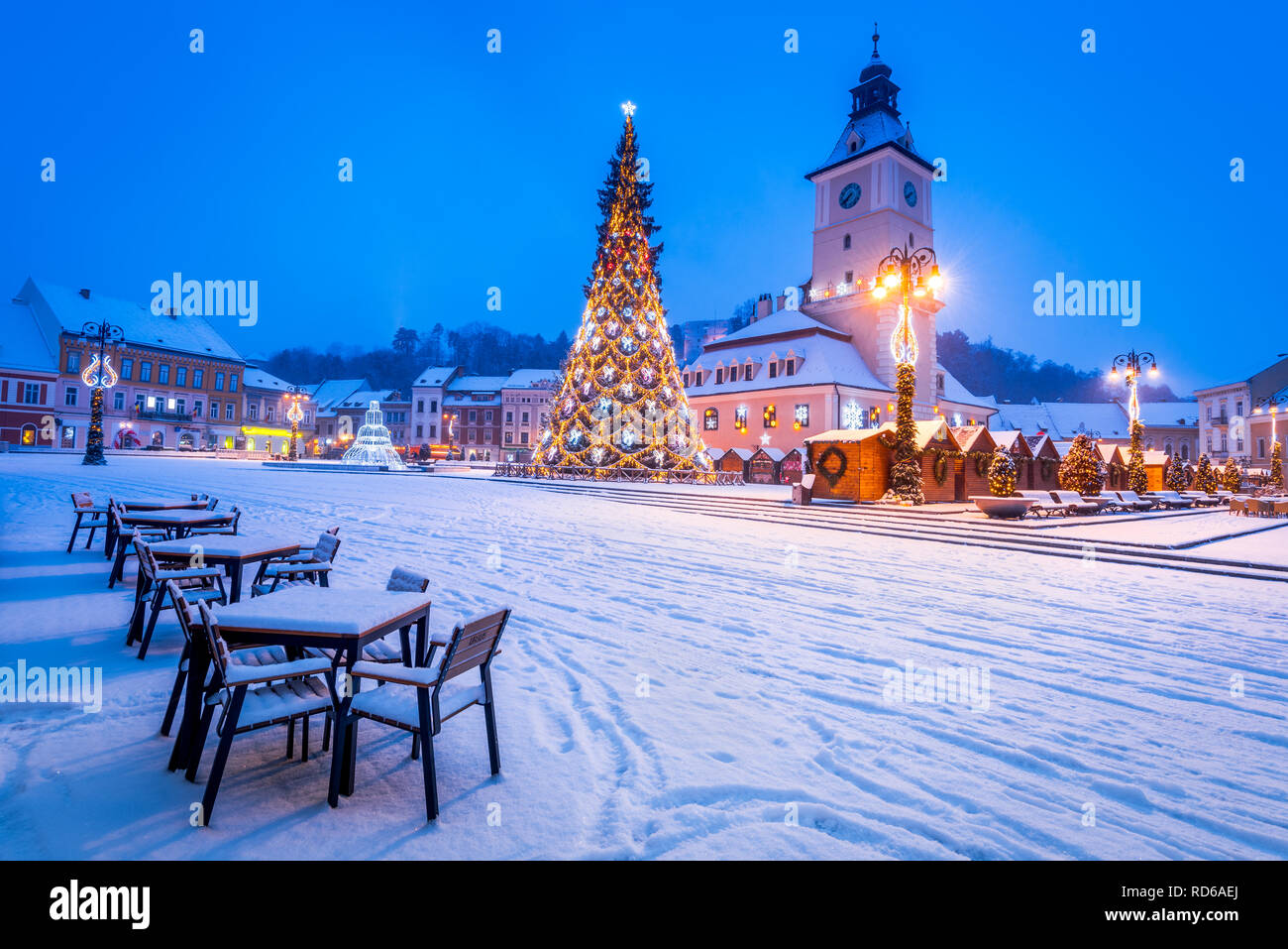 Brasov, Rumänien. Weihnachtsmarkt mit Xmas Tree und Lichter Siebenbürgen Wahrzeichen, Osteuropa Stockfoto