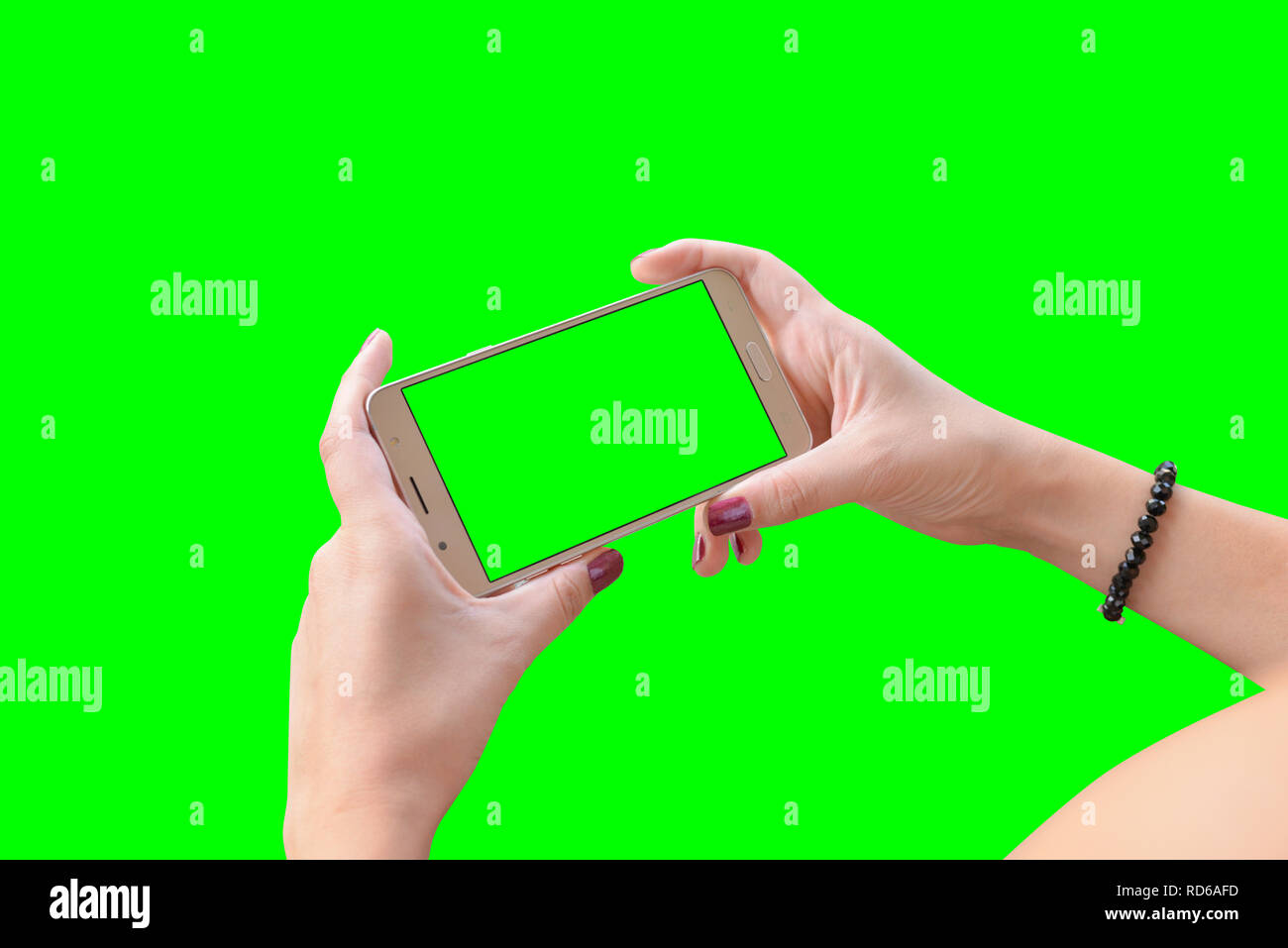 Smart Phone in Mädchen Hände close-up, in Grün isoliert, Chroma Key. Stockfoto