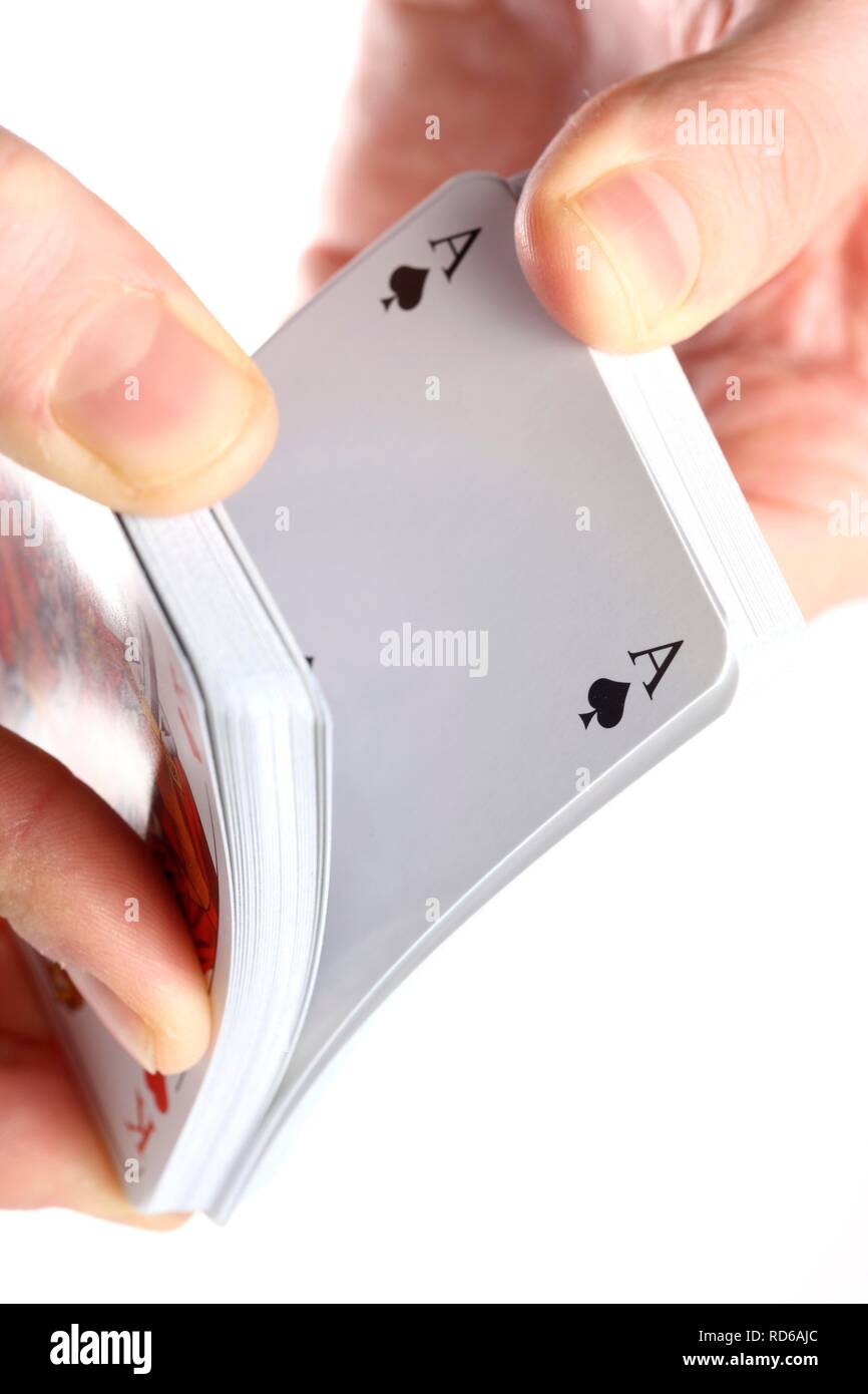Hand mit einem Deck der Karten Stockfoto
