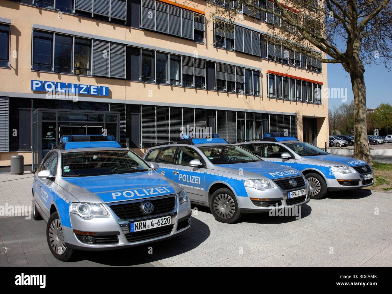 Streifenwagen vor einer modernen Polizei Station, Gelsenkirchen, Nordrhein-Westfalen geparkt Stockfoto