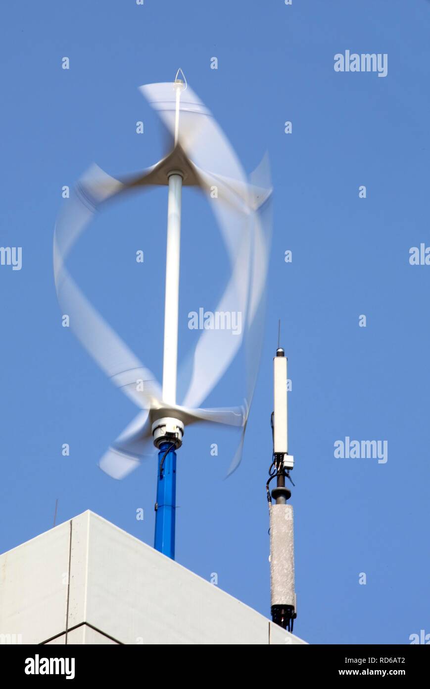 Vertikale micro Windenergieanlage, kleines Windrad auf dem Dach des ETEC Gebäude, eine Testanlage der RWE-Tochter RWE Innogy Stockfoto