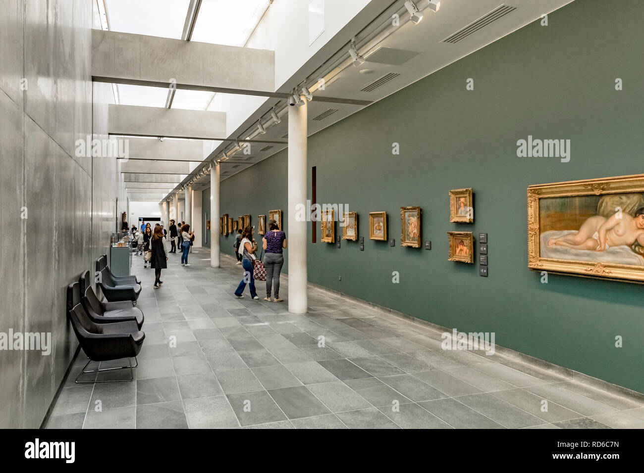 Die Menschen bewundern die impressionistischen Gemälde, die im Untergeschoss des Musée de l'Orangerie in Paris, Frankreich, untergebracht sind Stockfoto