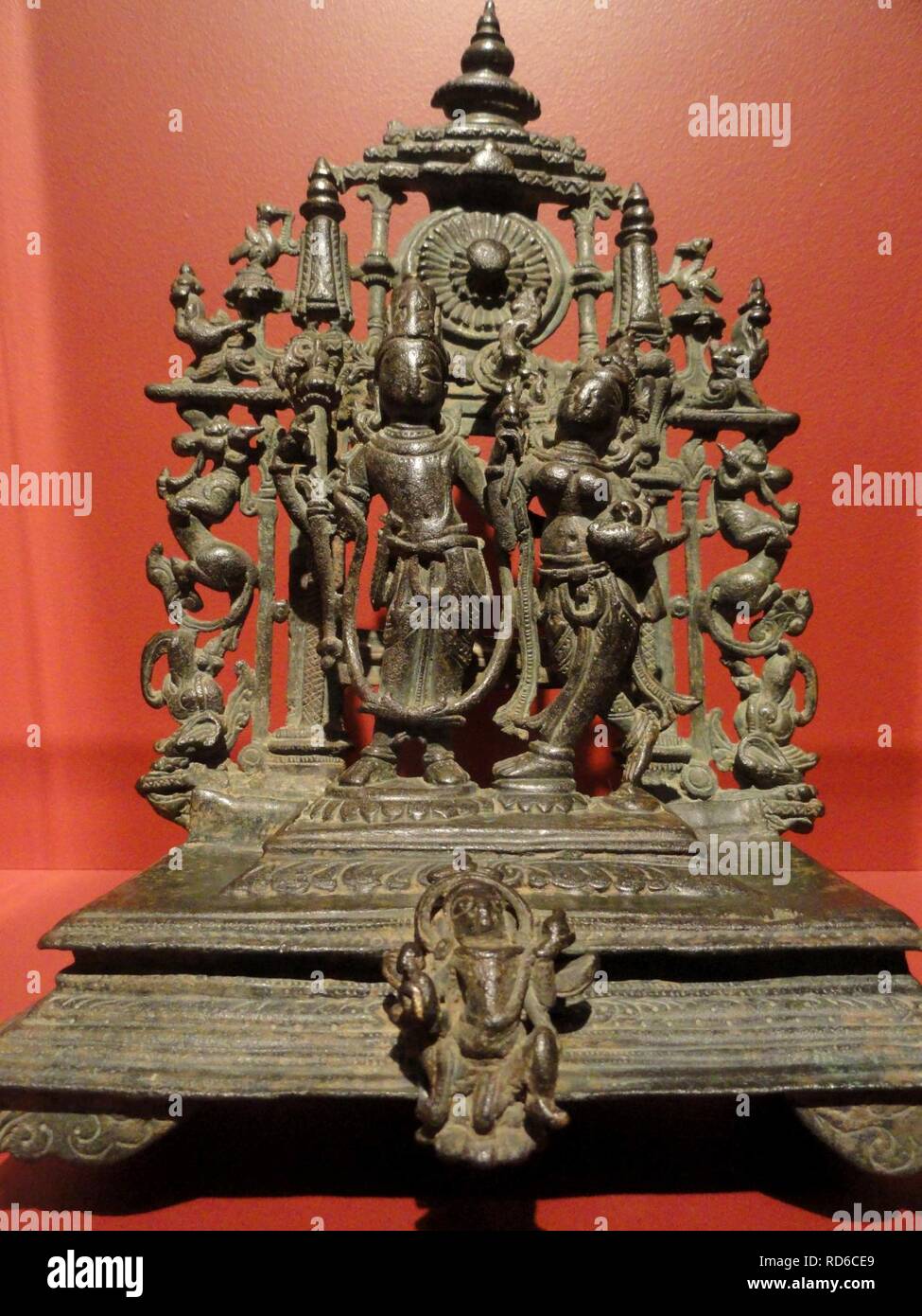 Altarbild mit Vishnu und Shri Devi, Madhya Pradesh, Indien, C. 9. Jahrhundert n. Chr., Bronze - San Diego Stockfoto