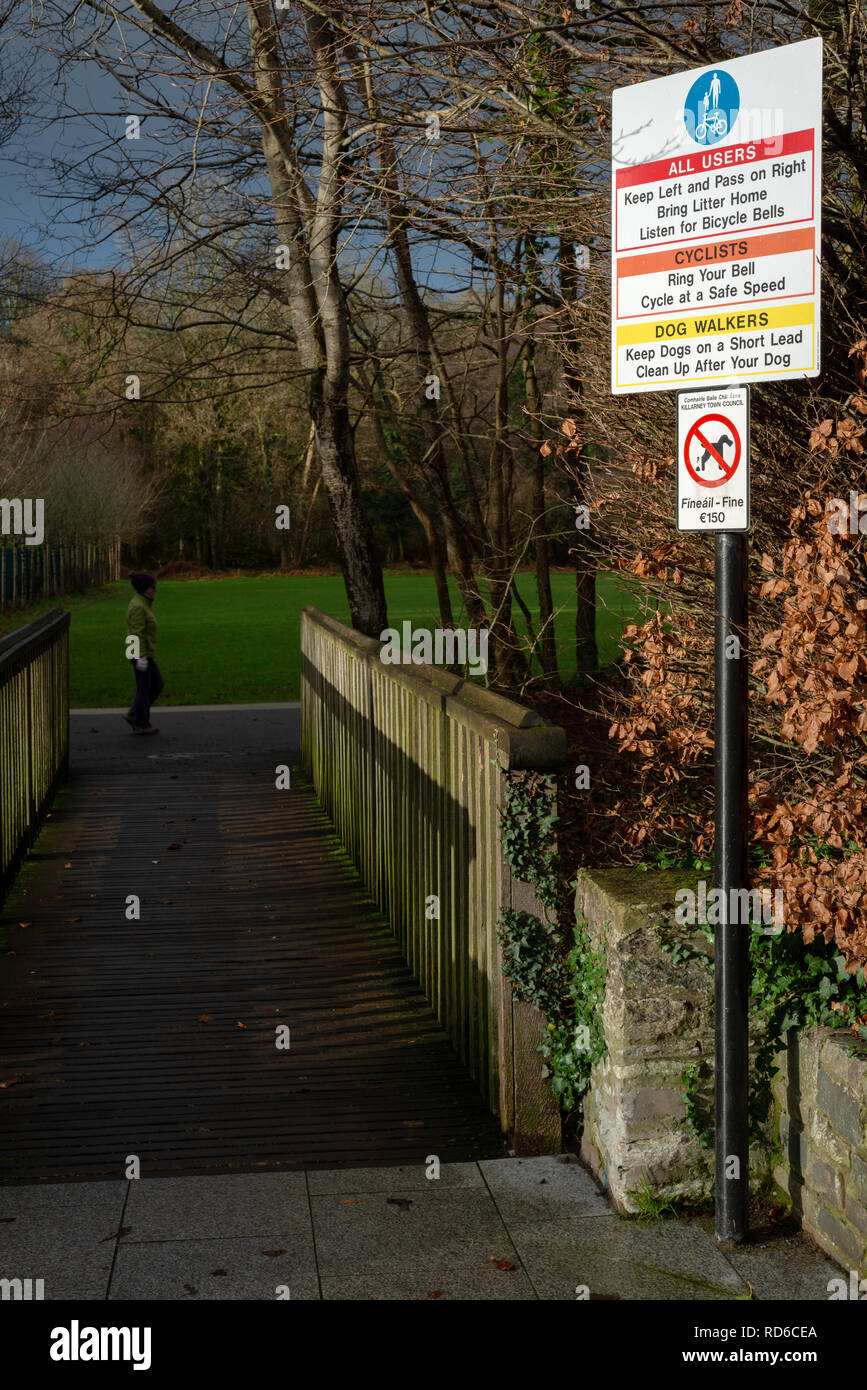 Informationsschild mit Parkregeln im Killarney-Nationalpark, County Kerry, Irland Stockfoto