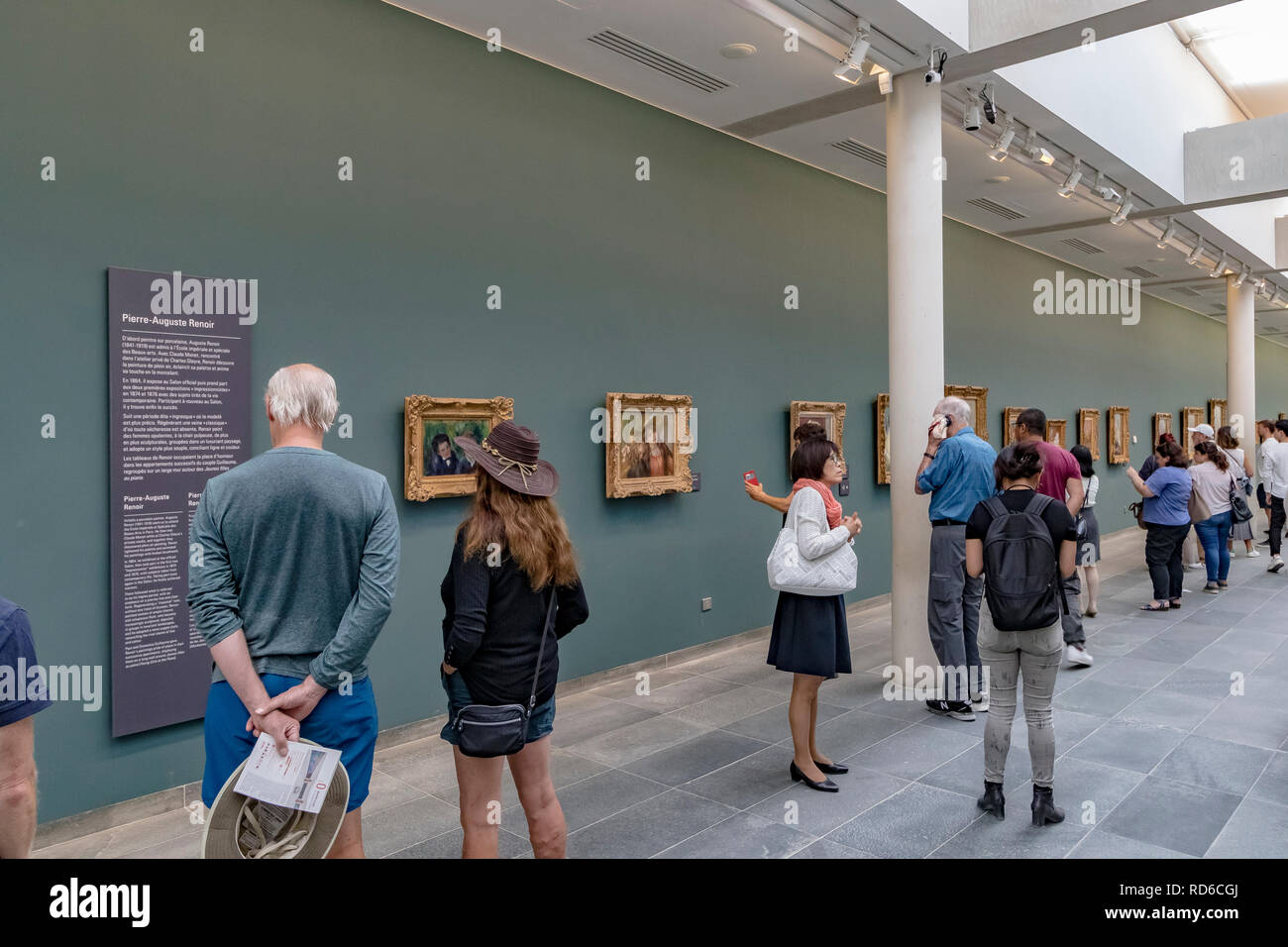 Die Menschen bewundern die impressionistischen Gemälde, die im Untergeschoss des Musée de l'Orangerie in Paris, Frankreich, untergebracht sind Stockfoto