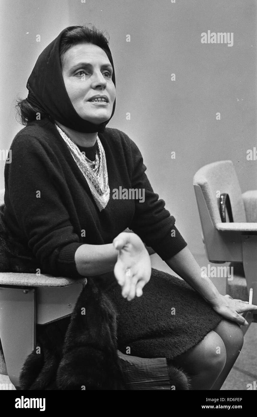 Amalia Rodrigues portugiesischer Fado - zangeres op Schiphol, Bestanddeelnr 916-9843. Stockfoto