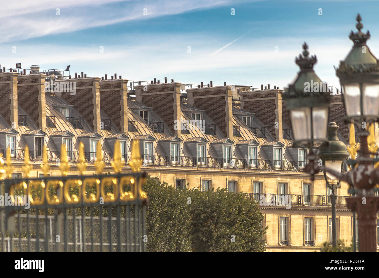 Grand Paris Apartments mit Zimmer im Dachgeschoss, wie von Gates von TheJardin Des Tuileries entlang der Rue de Rivoli, Paris, Frankreich Stockfoto