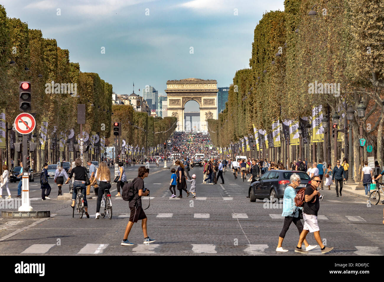 Verkehr wartet auf ein Signal in der Nähe von Place de la Concorde auf den Champs-Élysées und dem Arc de Triomphe in der Ferne, Paris, Frankreich Stockfoto