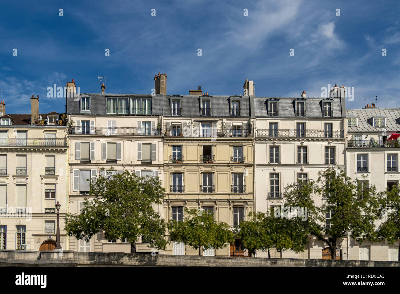 Apartment Gebäude am Quai de Béthune, Île Saint-Louis, blicken auf den Fluss Seine, Paris, Frankreich Stockfoto