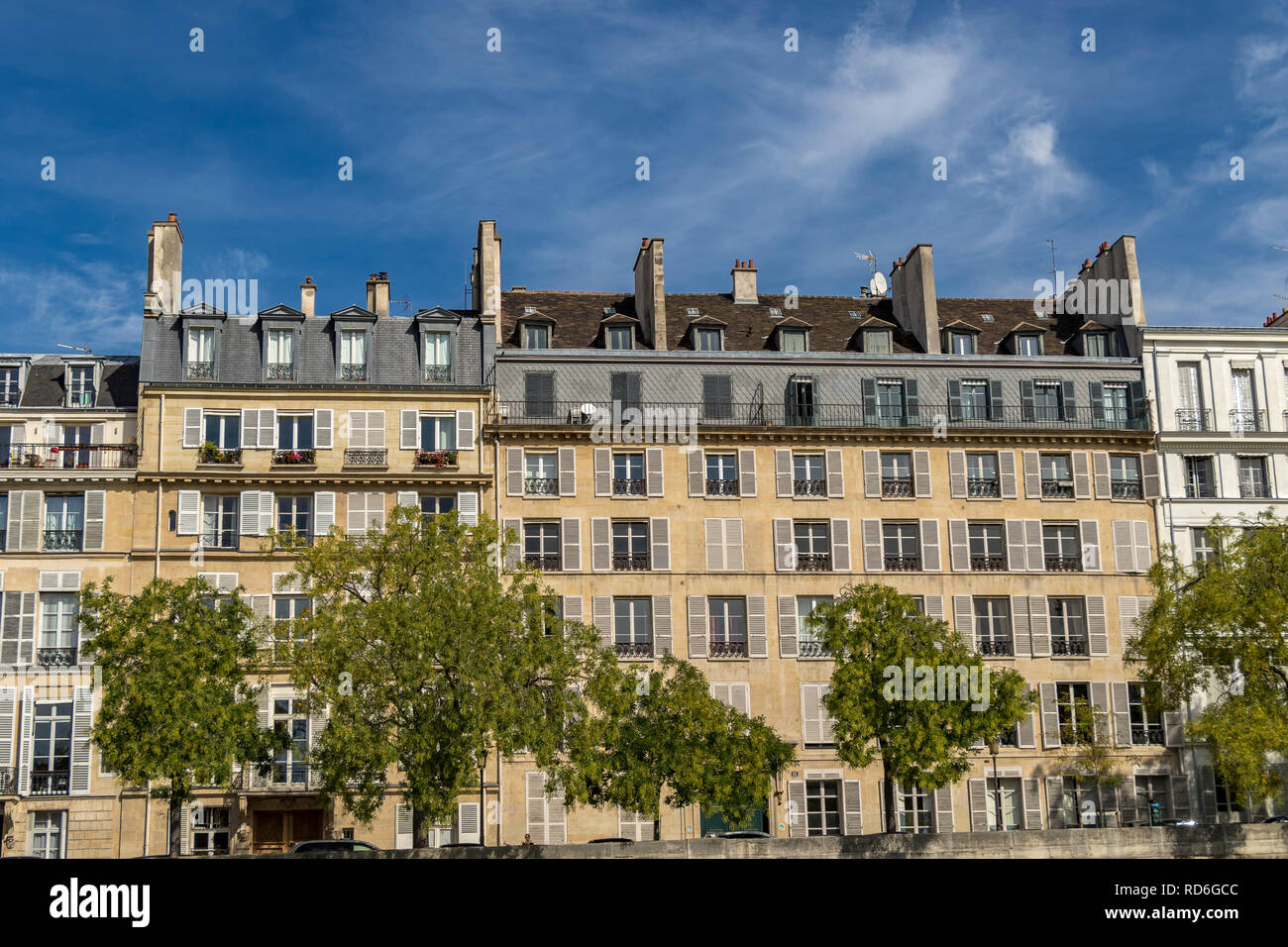 Apartment Gebäude am Quai de Béthune, Île Saint-Louis, blicken auf den Fluss Seine, Paris, Frankreich Stockfoto