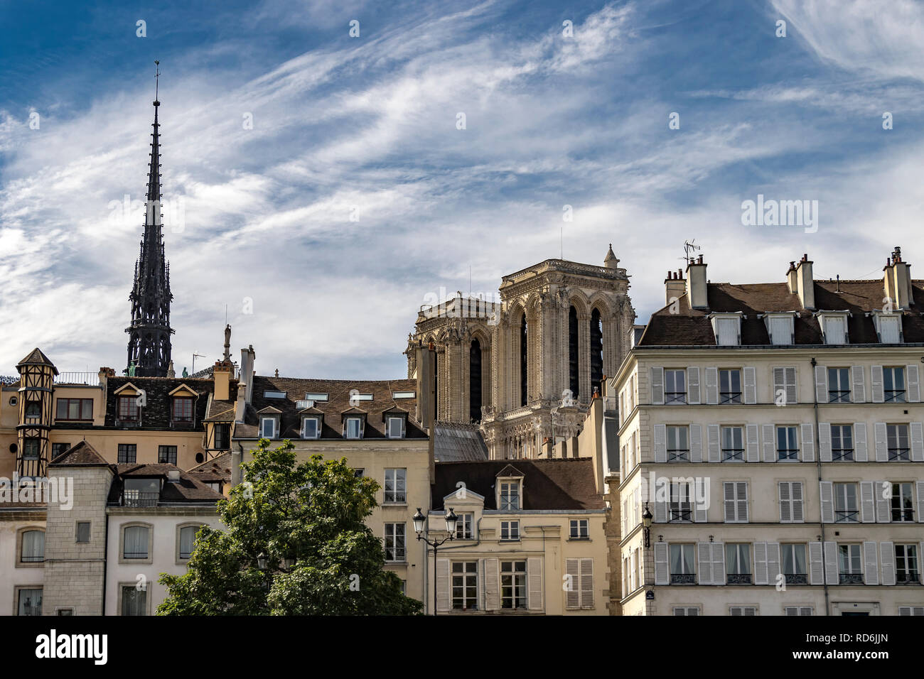 Die Turmspitze der Sainte-Chapelle und die Türme der Kathedrale Notre-Dame unter den Gebäuden der Île de la Cité, Paris, Frankreich Stockfoto