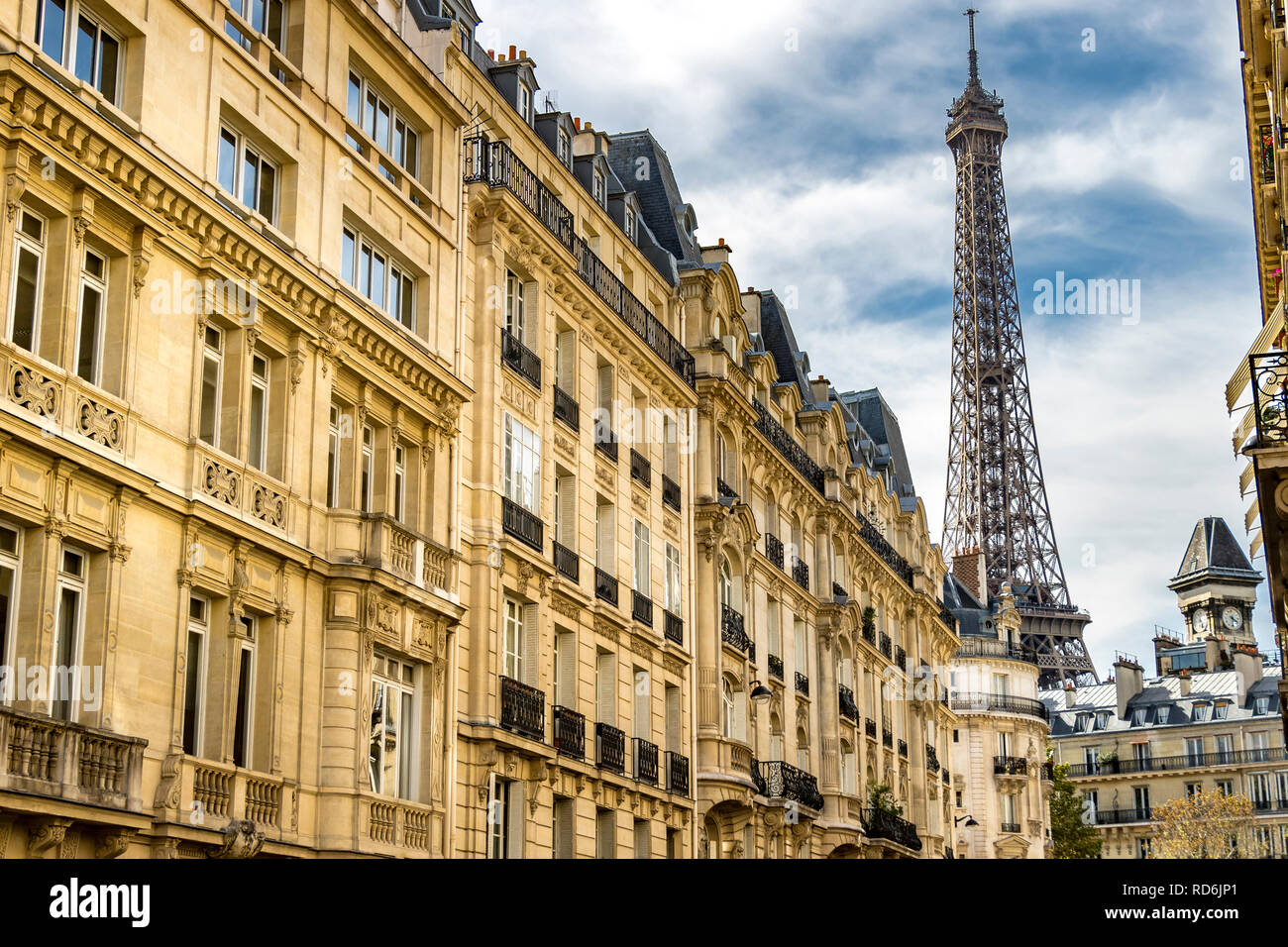 Das elegante Apartment Gebäude in der Rue Edmond Valentin mit dem Eiffelturm überragt, Paris, Frankreich Stockfoto