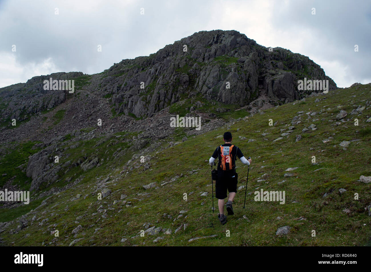 Einsamer Wanderer im Lake District National Park, Cumbria, England, Vereinigtes Königreich Stockfoto