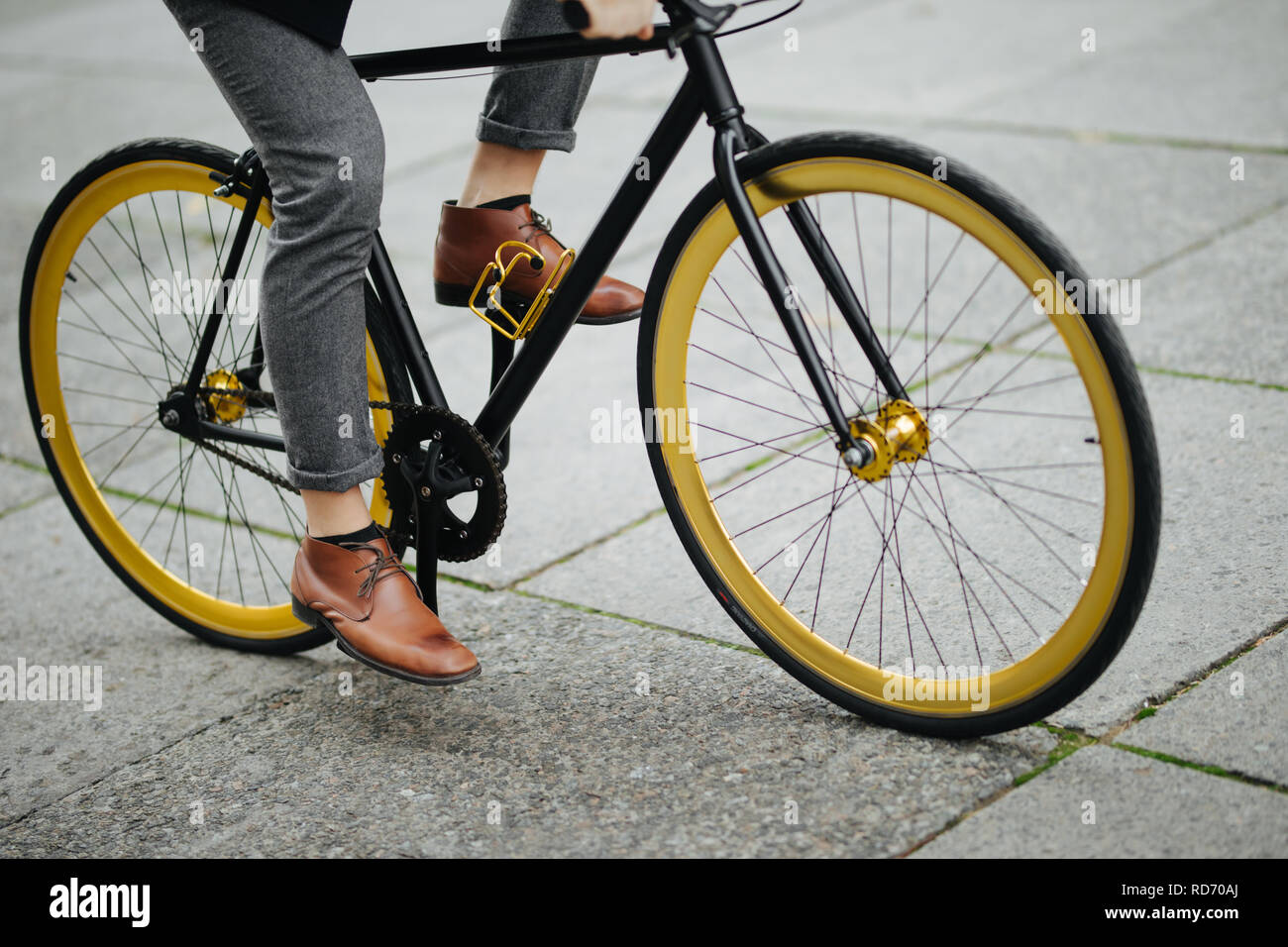 7/8 Bild von gutaussehenden jungen Mann mit Fahrrad Wandern im Freien. Stockfoto