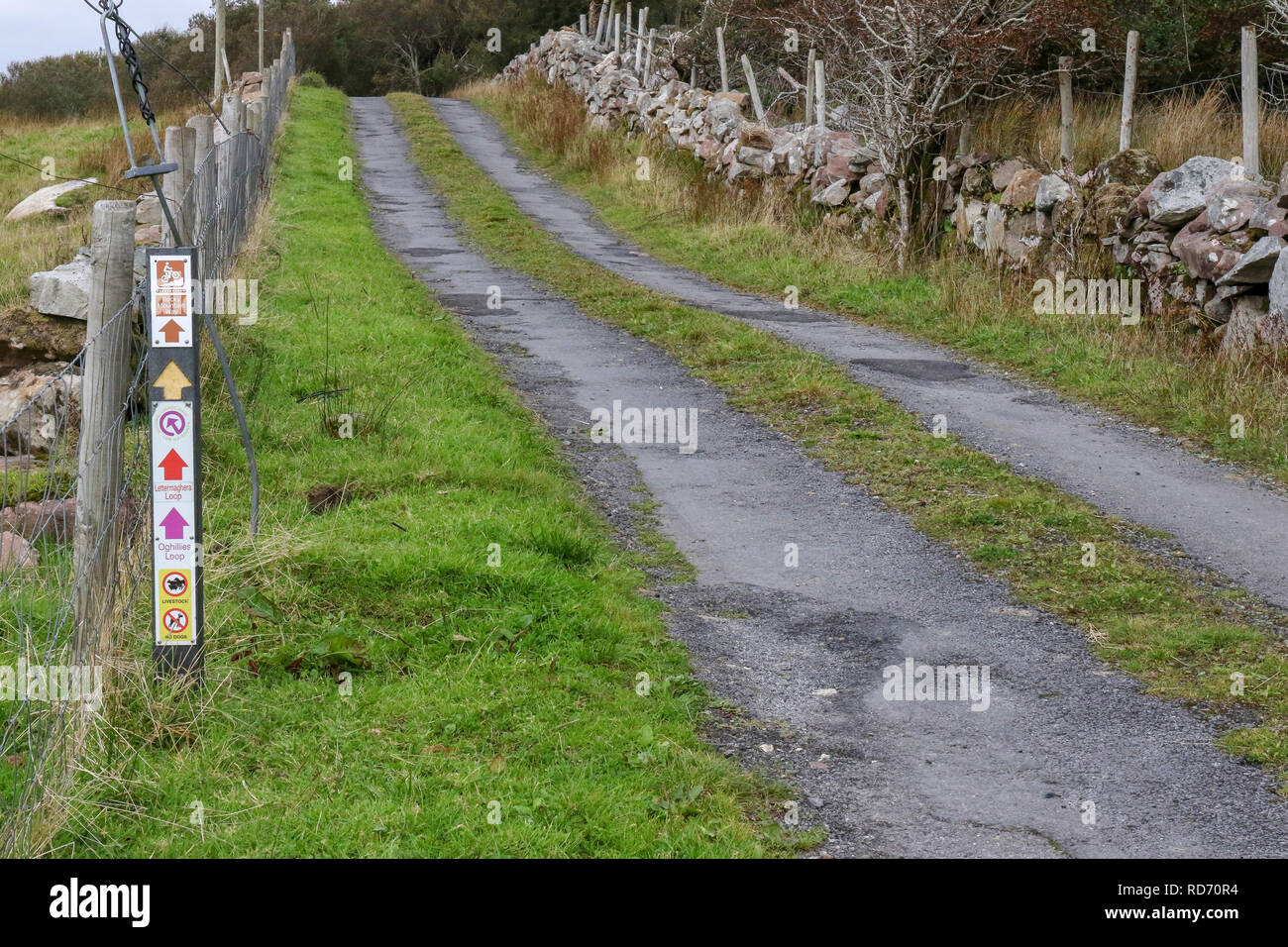 Wandern im County Mayo Irland. Wanderweg Schild an der Seite einer Landstraße im Westen Irlands in der Nähe von Lough Ofen. Stockfoto