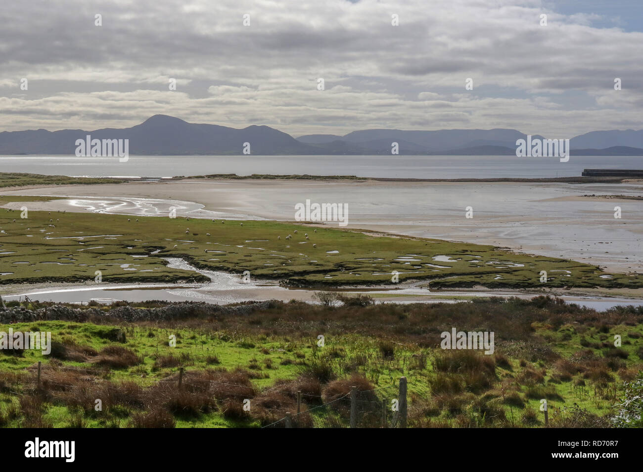 Blick über die Küste auf die Clew Bay bei Ebbe von Mulranny County Mayo Irland. Den wilden Atlantik Strecke verläuft entlang der Küstenlinie von Clew Bay. Stockfoto