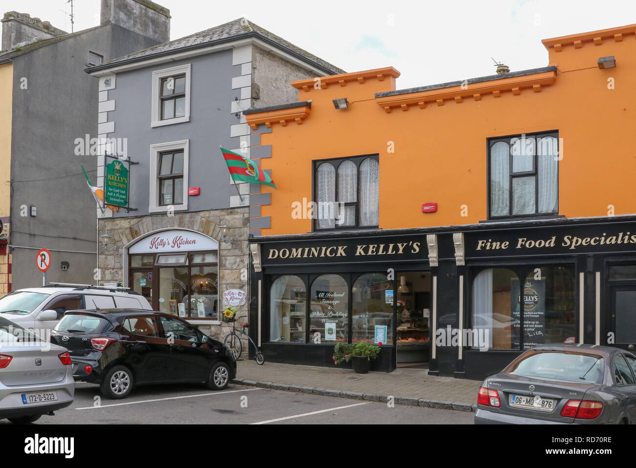 Artisan preisgekrönte Metzgerei in Irland. Das vordere Fenster von Kellys Metzger in der Main Street, Newport, County Mayo, Irland. Stockfoto
