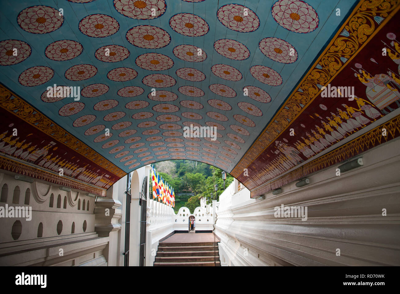 Kandy, Sri Lanka - März 2018: Dekorative Eingang Flur zu den Tempel des Zahns. Spektakuläre Rot, Blau und Gold Wandgemälde schmückt die Bellechasse wurden individuell v. Stockfoto
