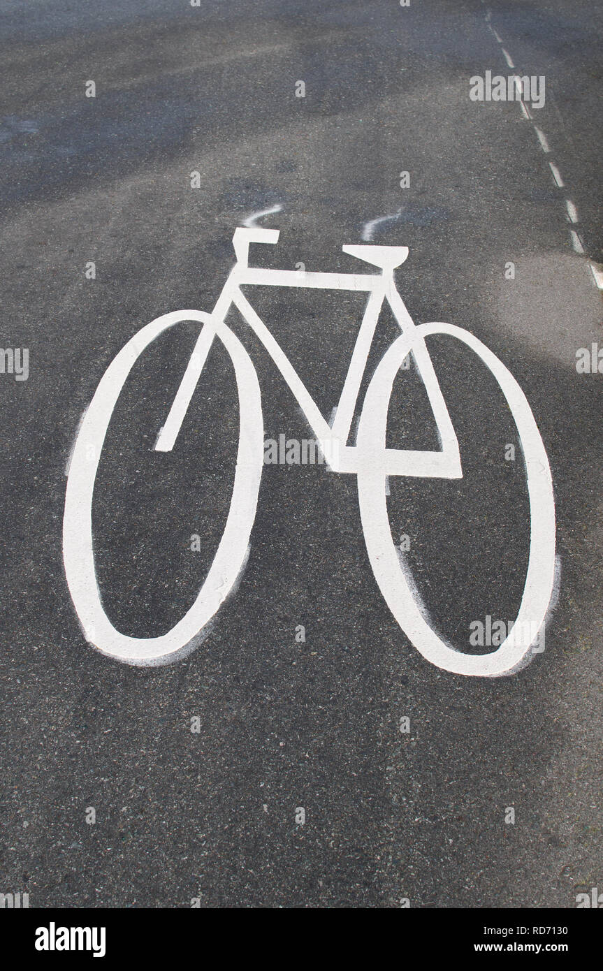 Weiß lackiert stilisierte Fahrrad Emblem auf einer asphaltierten Radweg  entlang einer Hauptstraße in British Columbia, Kanada Stockfotografie -  Alamy