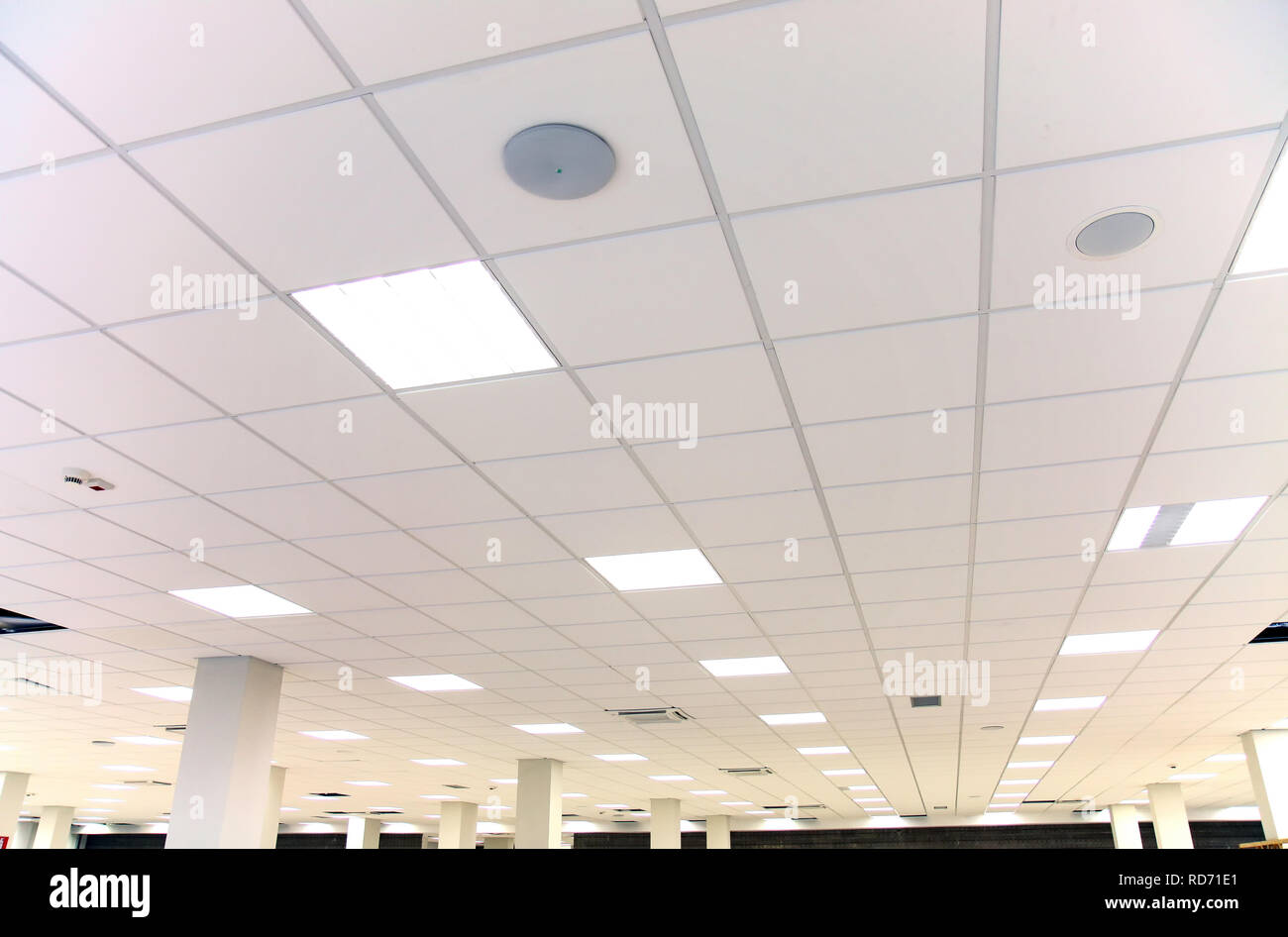Modernes Design weiß Büro Decke mit weißen Fliesen und Beleuchtung Stockfoto