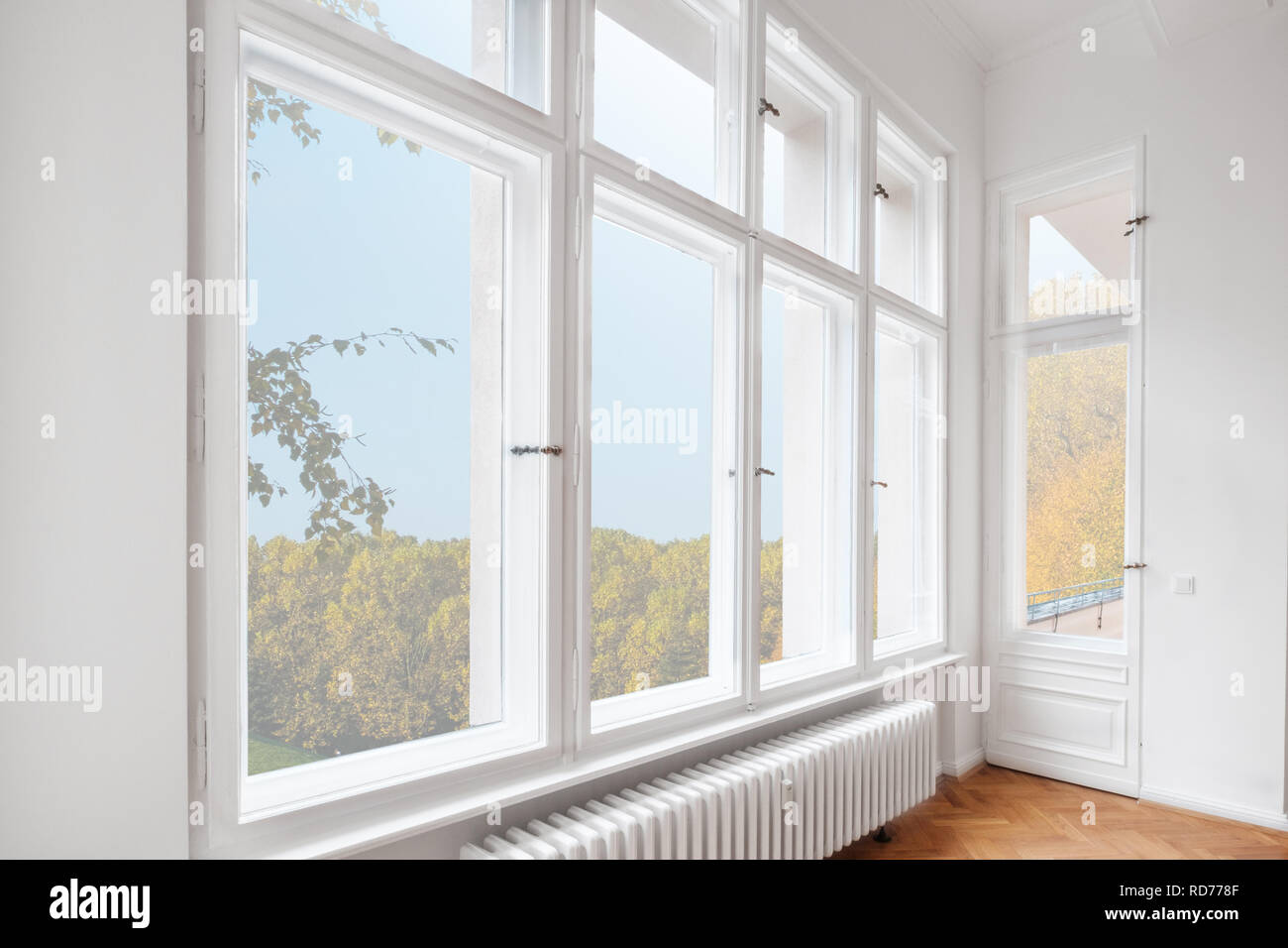 Große Fenster in der Wohnung Zimmer der alten Gebäude Stockfoto