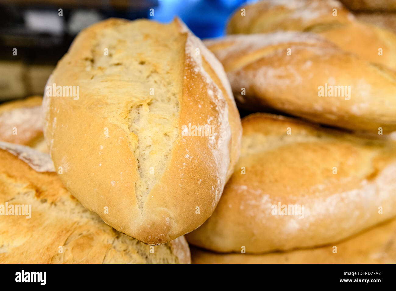 Eine Nahaufnahme von einem Stapel der große weiße Brötchen frisch gebacken. Stockfoto