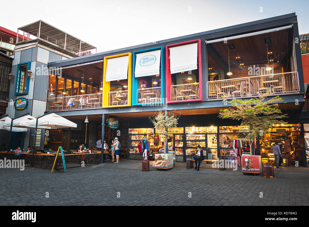 Patio Bellavista Commercial Center und Food Court - Santiago, Chile Stockfoto