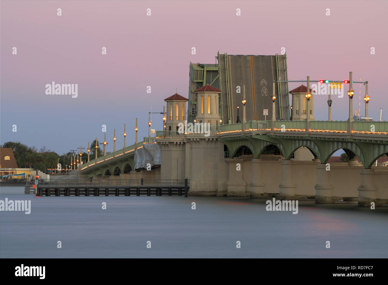 Brücke der Löwen mit Zugbrücke erhöhten in der Dämmerung in St. Augustine, Florida Stockfoto