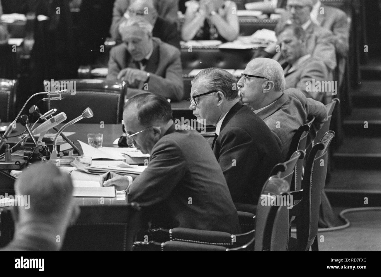 Amsterdam Tweede Kamer, Achter de regeringstafel, v.l.n.r. Premier Cals, Mi, Bestanddeelnr 919-2575. Stockfoto