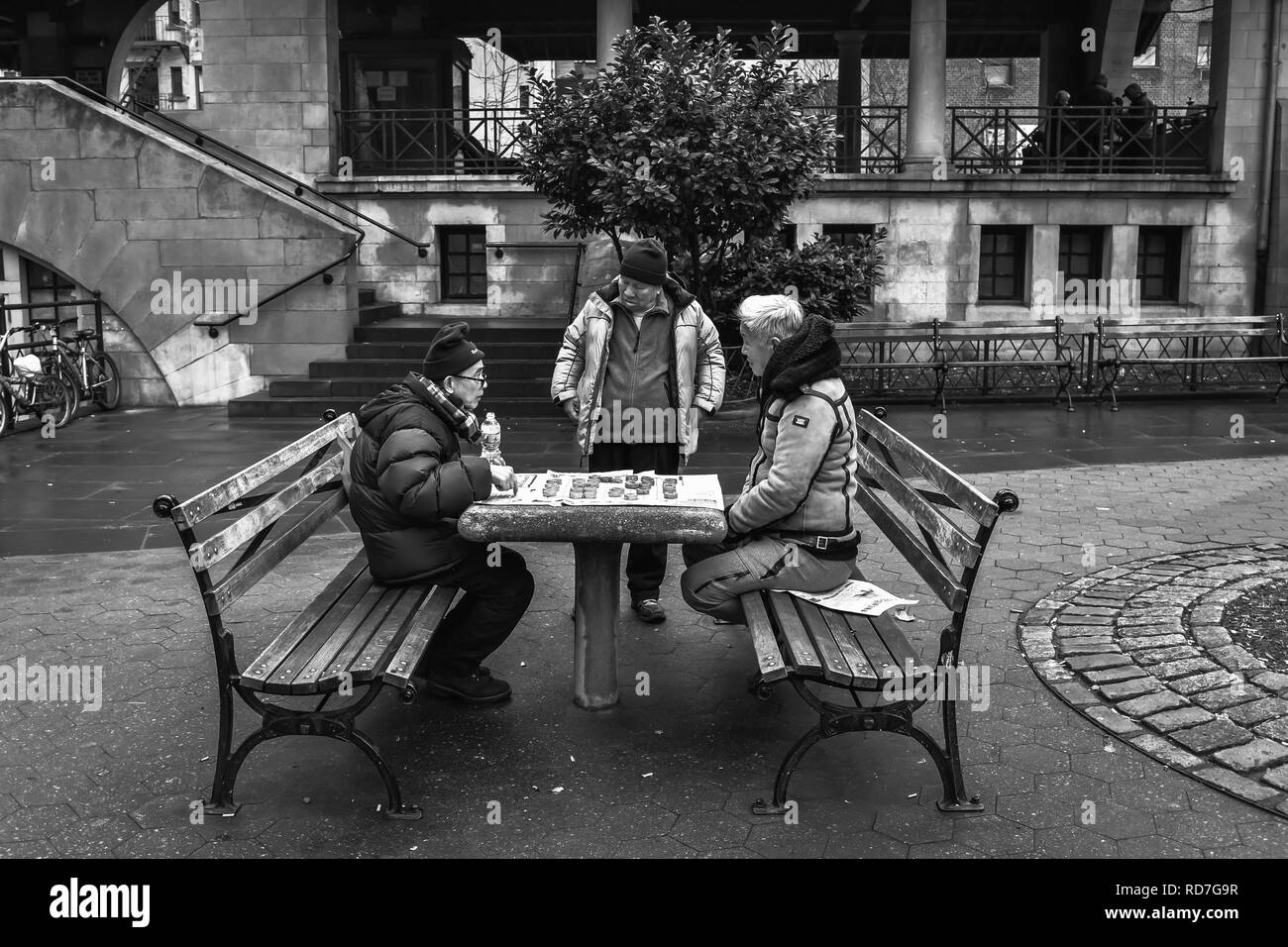 Chinatown/New York - 1/10/19 - Menschen spielen in einem Quadrat in der lebhaften Chinatown in New York Stockfoto